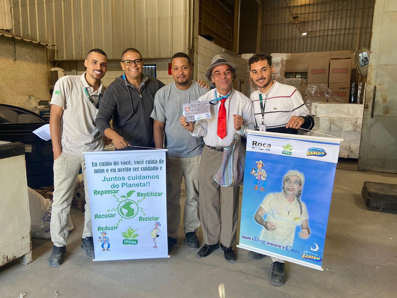 Equipe com banners de conscientização ambiental