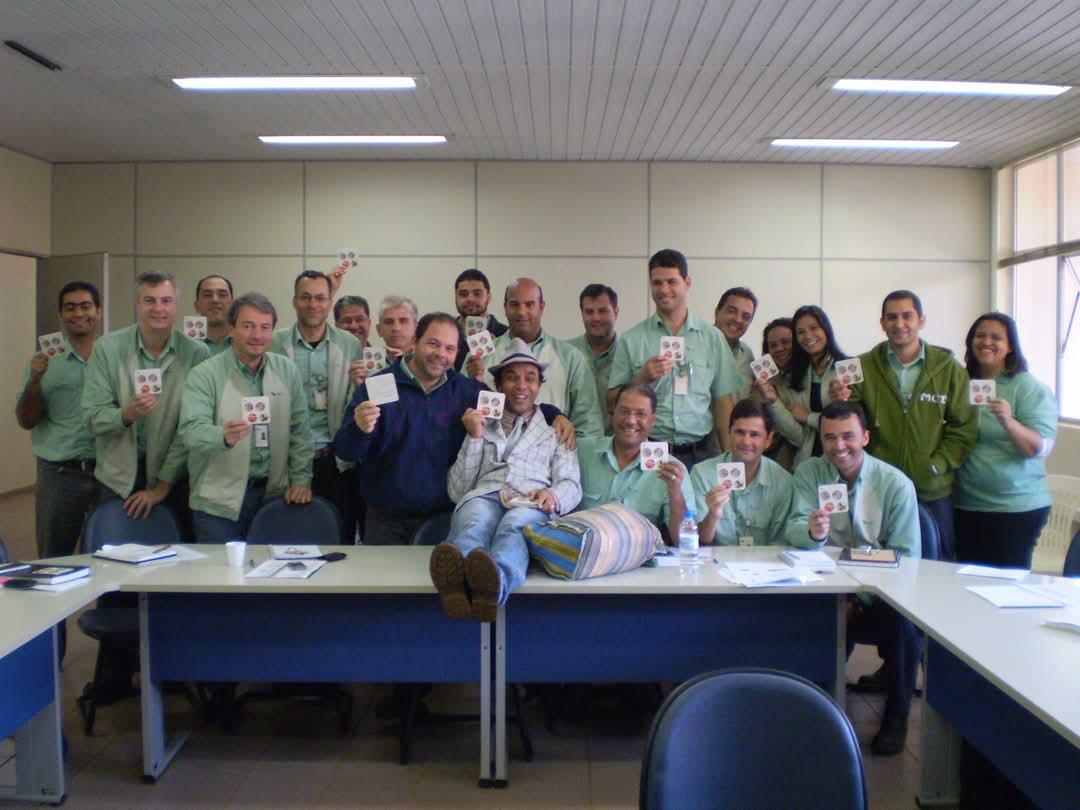 Equipe corporativa com material de ação cênica